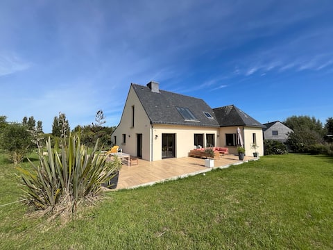 Family home with hot tub 700 m from the beach