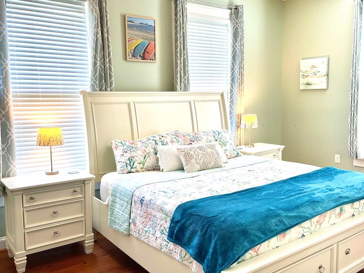 นี่คือ Master BR ที่อยู่ด้านหน้าของที่พักซึ่งมีห้องน้ำในตัว 