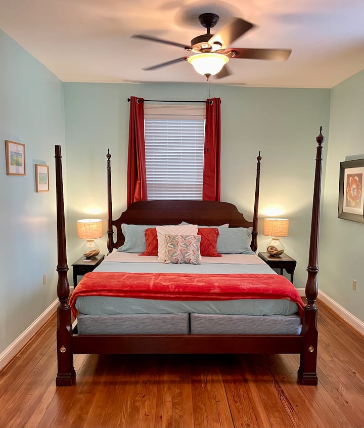 นี่คือ BR ด้านหลังที่มีเตียงขนาดคิงไซส์และเชื่อมต่อกับห้องน้ำรวม