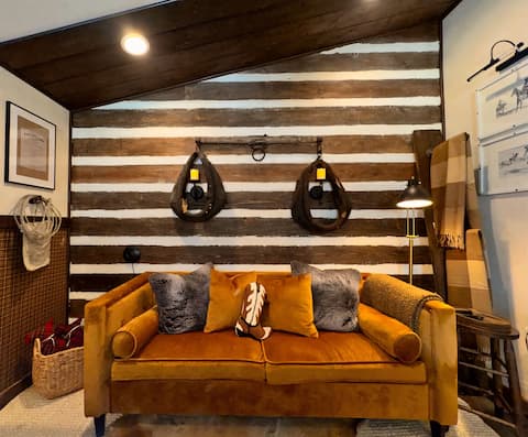 Top Airbnb: Frontier Cabin Near Yellowstone w/ Stunning Views! in Livingston / Paradise Valley