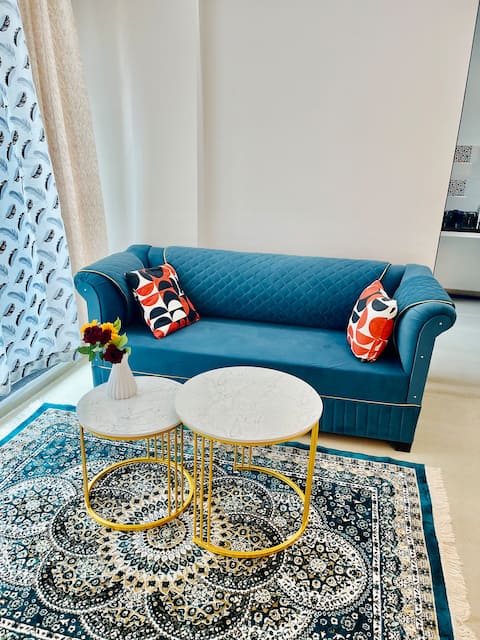 Lakeside Serenity: Luxury Apartment with View