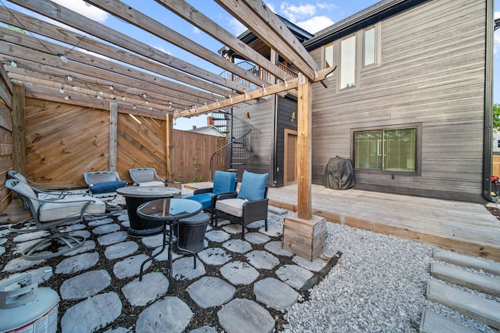 Lux Mansion minutes to DT-Broadway gallery image 4