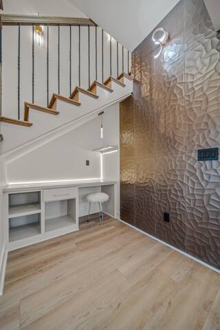 Lux Mansion minutes to DT-Broadway gallery image 3