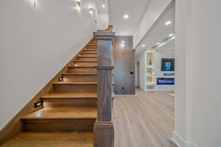 Lux Mansion minutes to DT-Broadway gallery image 5