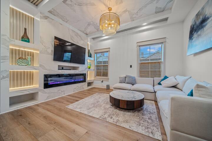 Lux Mansion minutes to DT-Broadway gallery image 2