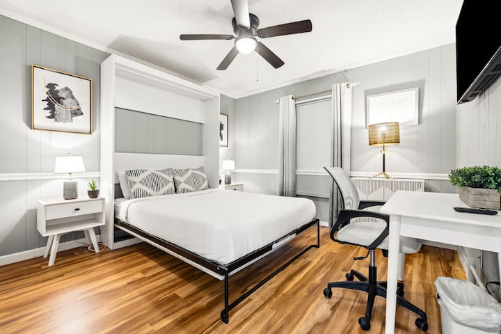 Queen bed, comfortable memory foam mattress, high-end linens and a smart tv