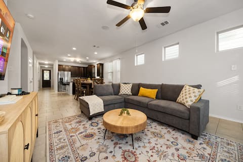 Popular Airbnb listing: The Lionheart by 6 Flags, UTSA, Med Ctr, Sea World in Huebner/Leon Creeks