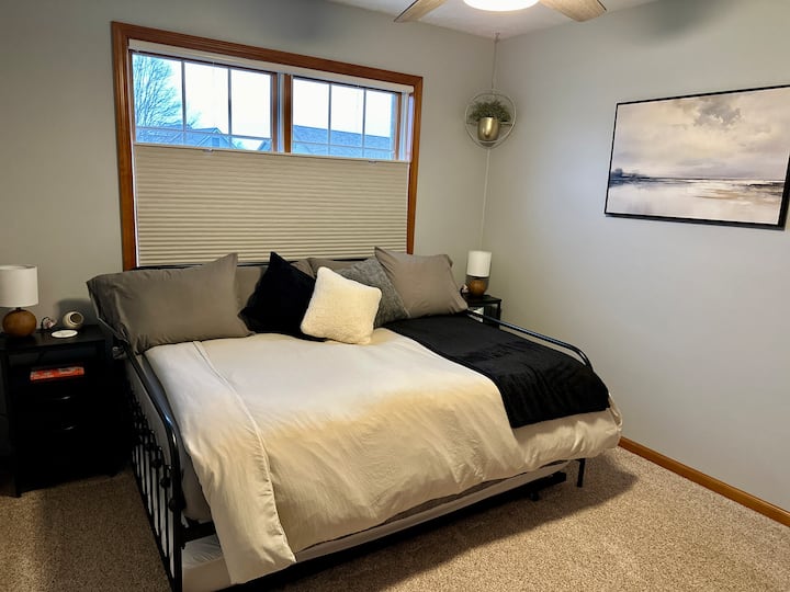 Veliki krevet s alternativnim poplunom i bračnim krevetom ispod. Stropni ventilator, zamračene zavjese i usb priključci ugrađeni su na stoliće. 