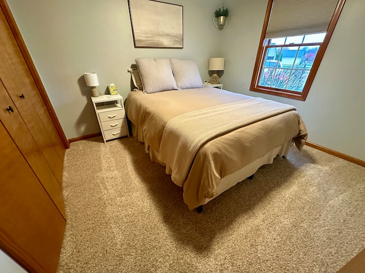 Bračni krevet (160x200) s poplunom, zamračenim zavjesama i stropnim ventilatorom. Dodatni pokrivači i hangari u ormaru. 