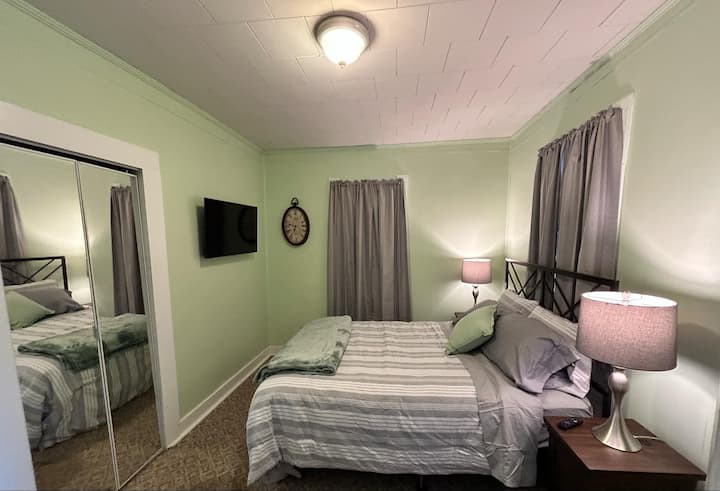 Schlafzimmer 1