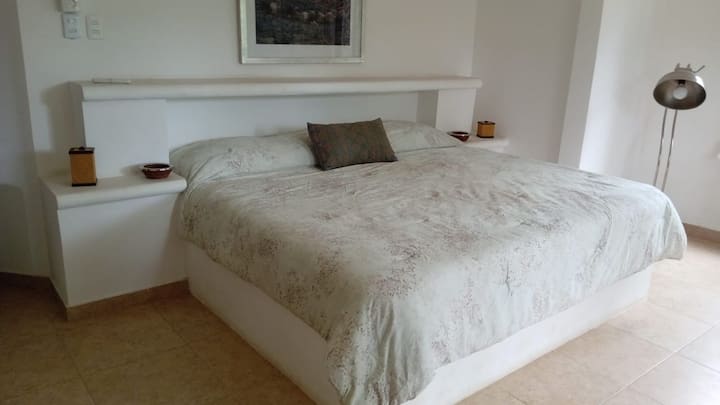 Chambre au rez-de-chaussée avec accès au jardin et vue sur la rivière, la plus fraîche de la maison