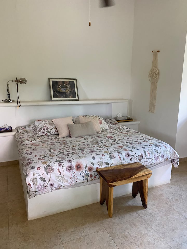 Chambre à l'étage supérieur avec terrasse privée et vue sur la rivière
