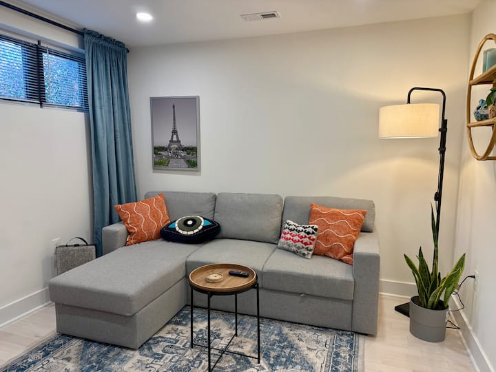 Obývacia izba ponúka gauč, ktorý sa mení na manželskú posteľ. Posteľná bielizeň a vankúše sú v skrini, ak potrebujete prístelku. 