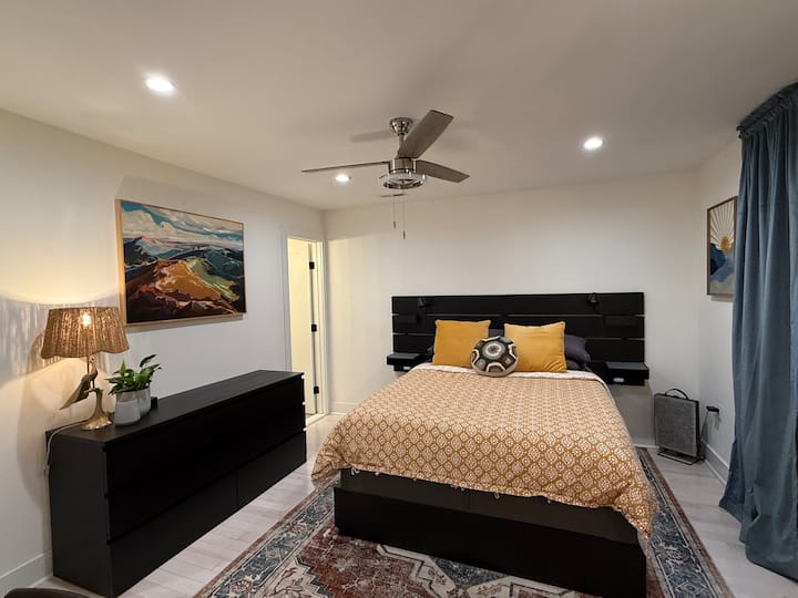 Hlavná spálňa s manželskou posteľou, šatníkom a vlastnou kúpeľňou. 