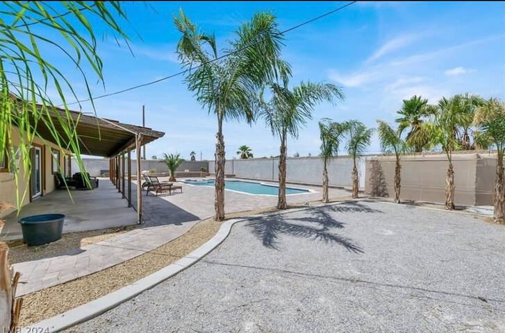 Vegas Staycation Pool+Hot Tub | BBQ | Strip Close gallery image 2