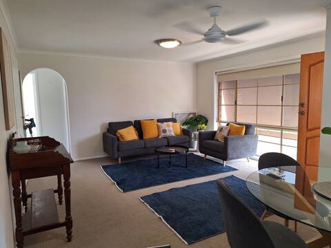 Popular Airbnb listing: Charming Mount Street delight in Albury City Council