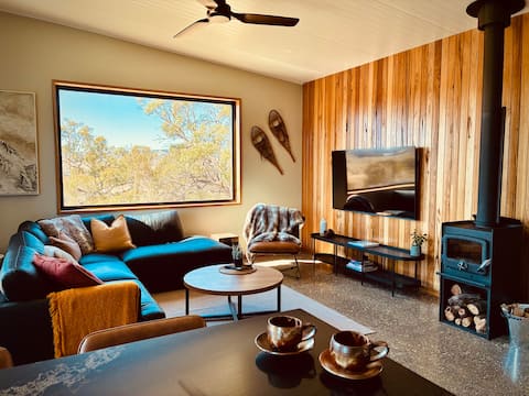 Top Airbnb: The Raven | Jacarry Rocks Retreat in Jindabyne