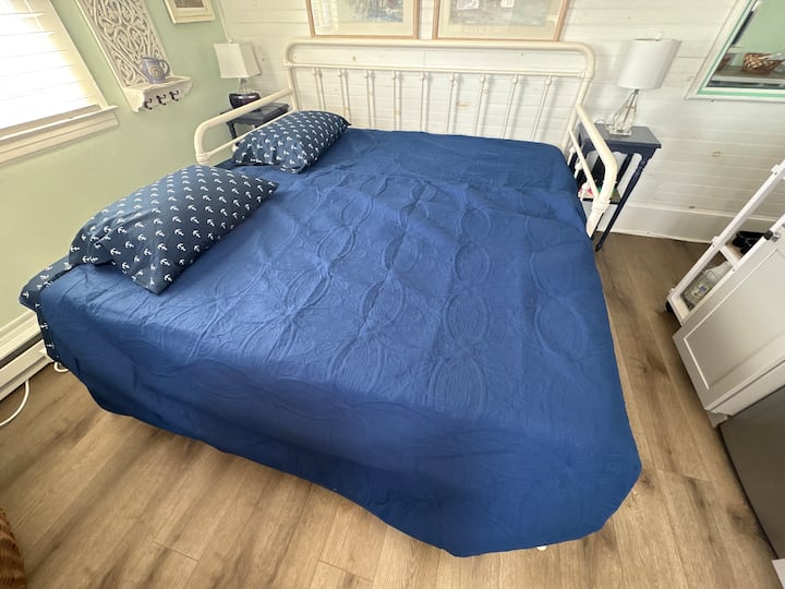 Сгъваемо легло, което прави едно голямо двойно легло.