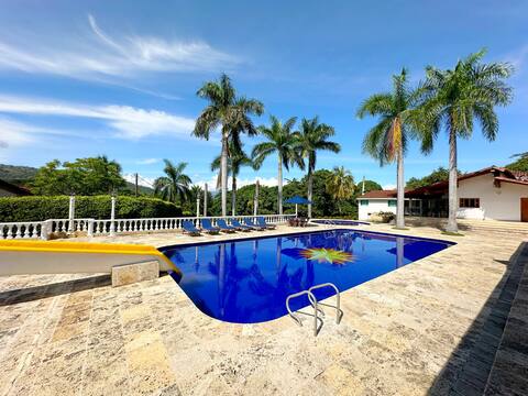 Large estate in San Jerónimo with a swimming pool and a kiosk