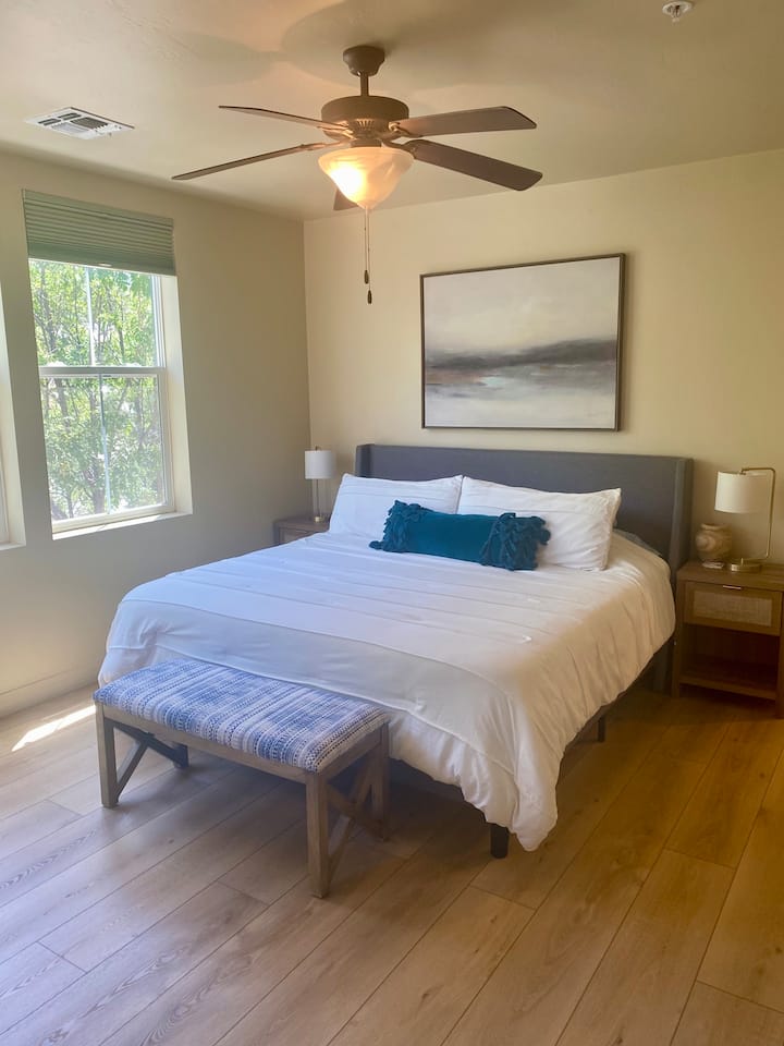 Iznimno udoban bračni krevet u glavnoj spavaćoj sobi