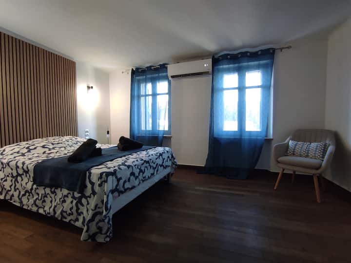 Dormitorio 2 con una cama de 140 cm y un cómodo sillón; vistas al patio. Justo al lado de esta habitación tiene un gran vestidor equipado.
Parquet de madera