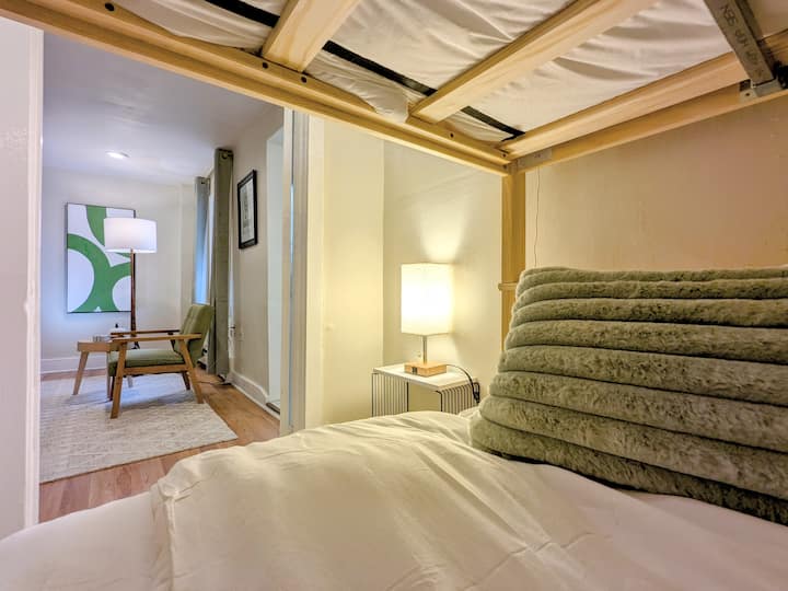 O quarto de beliche fica ao lado da sala de estar.