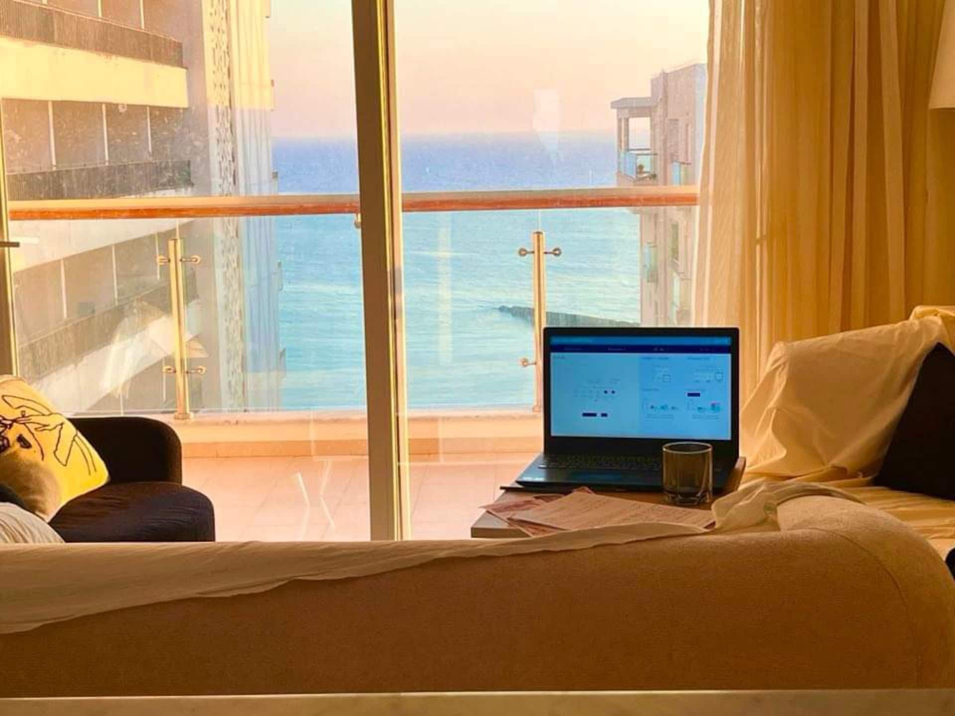 Nadine host with sea view 15 min from airport