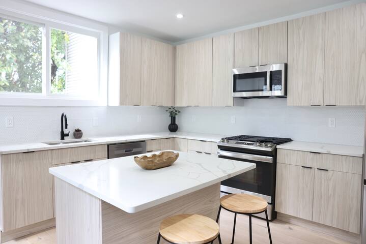 15 min to NYC! NEW Private Luxury 4BDR Home! gallery image 3