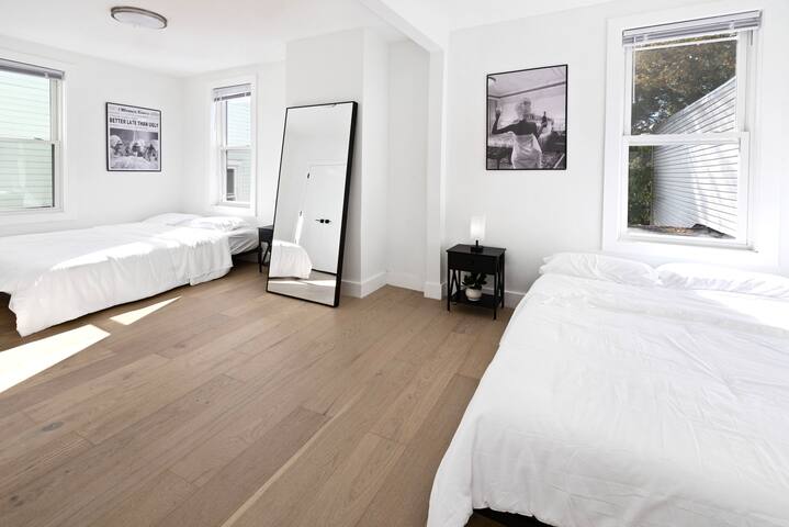 15 min to NYC! NEW Private Luxury 4BDR Home! gallery image 2