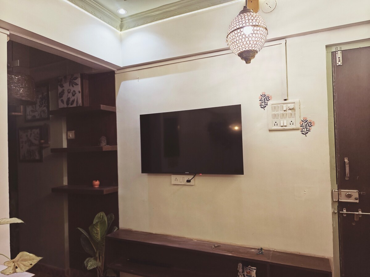 Sala de estar con televisión 