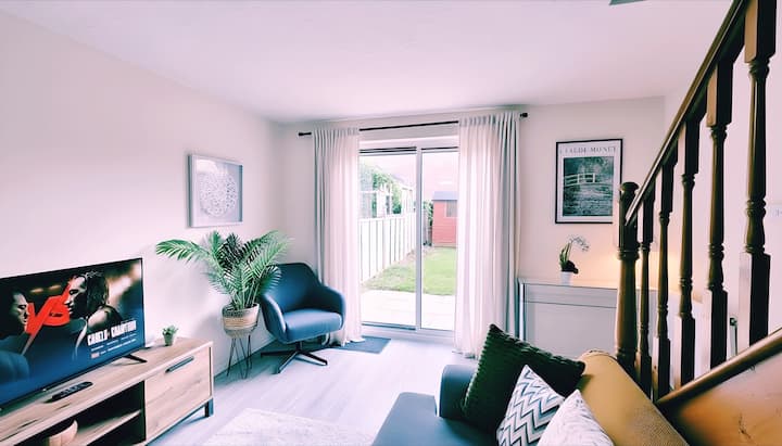 Home In Bristol, Families & Contractors. Free Park - Bristol