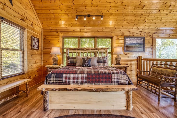 Chambre principale en mezzanine avec lit King size, coin salon et mezzanine pour enfants avec 2 lits jumeaux