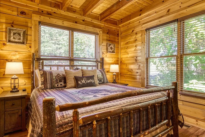 Chambre 2 : lit King Size avec salle de bain attenante.