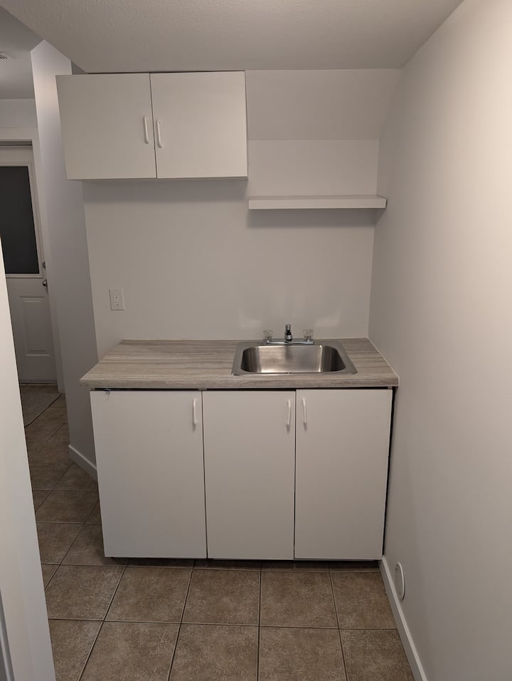 Basement Studio Suite (Sep. Bedroom) Private Ent. - Kelowna