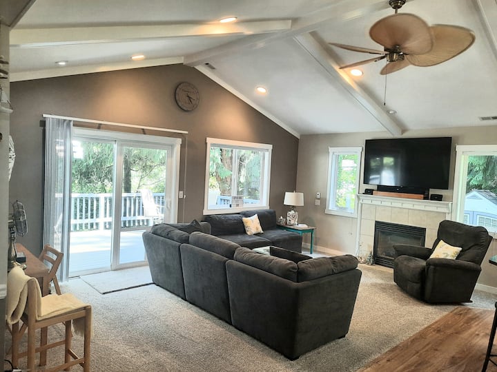 Quaint 2 Bdrm  2 Bath Gig Harbor - Gig Harbor, WA