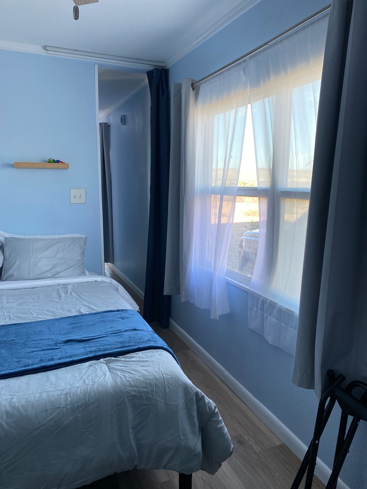 تحتوي غرفة النوم على سرير كوين Tempur - Pedic، ووسائد ميموري فوم ووسائد تقليدية، ووسائد وبطانيات إضافية، وخزانة، وخزانة، ورفوف للأمتعة، ومحطة شحن USB.