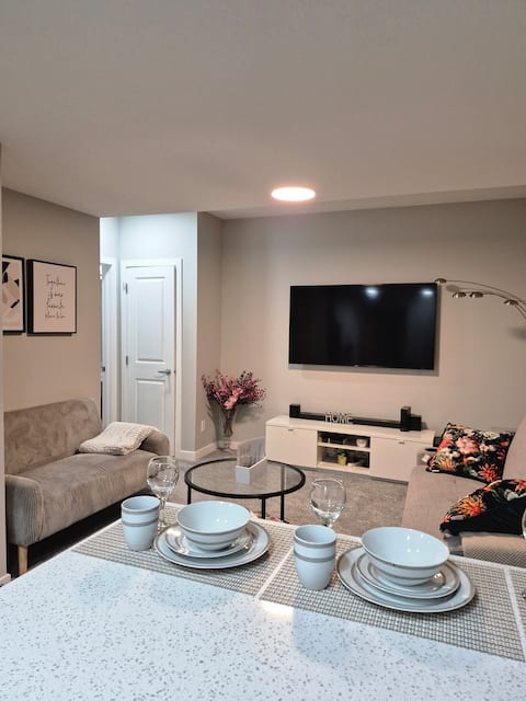 Top Airbnb: Cozy 2BR 3Beds,SW, Close to Spruce-meadows. in Pine Creek
