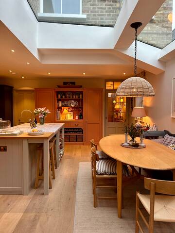 Victorian townhouse from 1860s gallery image 3