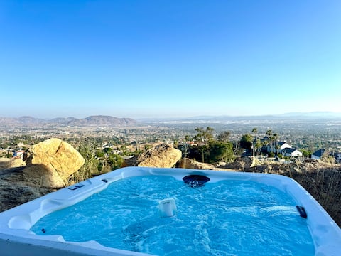 Hilltop Spa Retreat w/ Panoramic 180° Views Wi-Fi