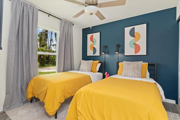 Inafurahisha sana kwa watoto, vijana, babu na bibi. Nyumba hii ni bora kwa familia kadhaa zilizo likizo. Ac, feni ya dari, mapazia meusi, meza za pembeni, taa, vioo, sehemu ya kabati, mashuka ya estar na televisheni mahiri! 