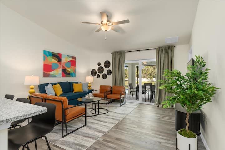 Sebule hii inaonekana kwenye baraza nzuri iliyofunikwa. Ina AC, televisheni janja kubwa yenye Hulu, Disney Plus, ESPN na zaidi! Mapazia meusi, yanaelekea kwenye baraza na yanaangalia eneo la jikoni. 