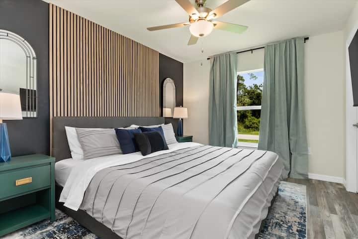 Nzuri tu, starehe kama inavyoonekana. Chumba cha kulala cha ukubwa wa kifalme. Ac, feni ya dari, mapazia meusi, meza za pembeni, taa, vioo, sehemu ya kabati, mashuka ya estar na televisheni mahiri! 