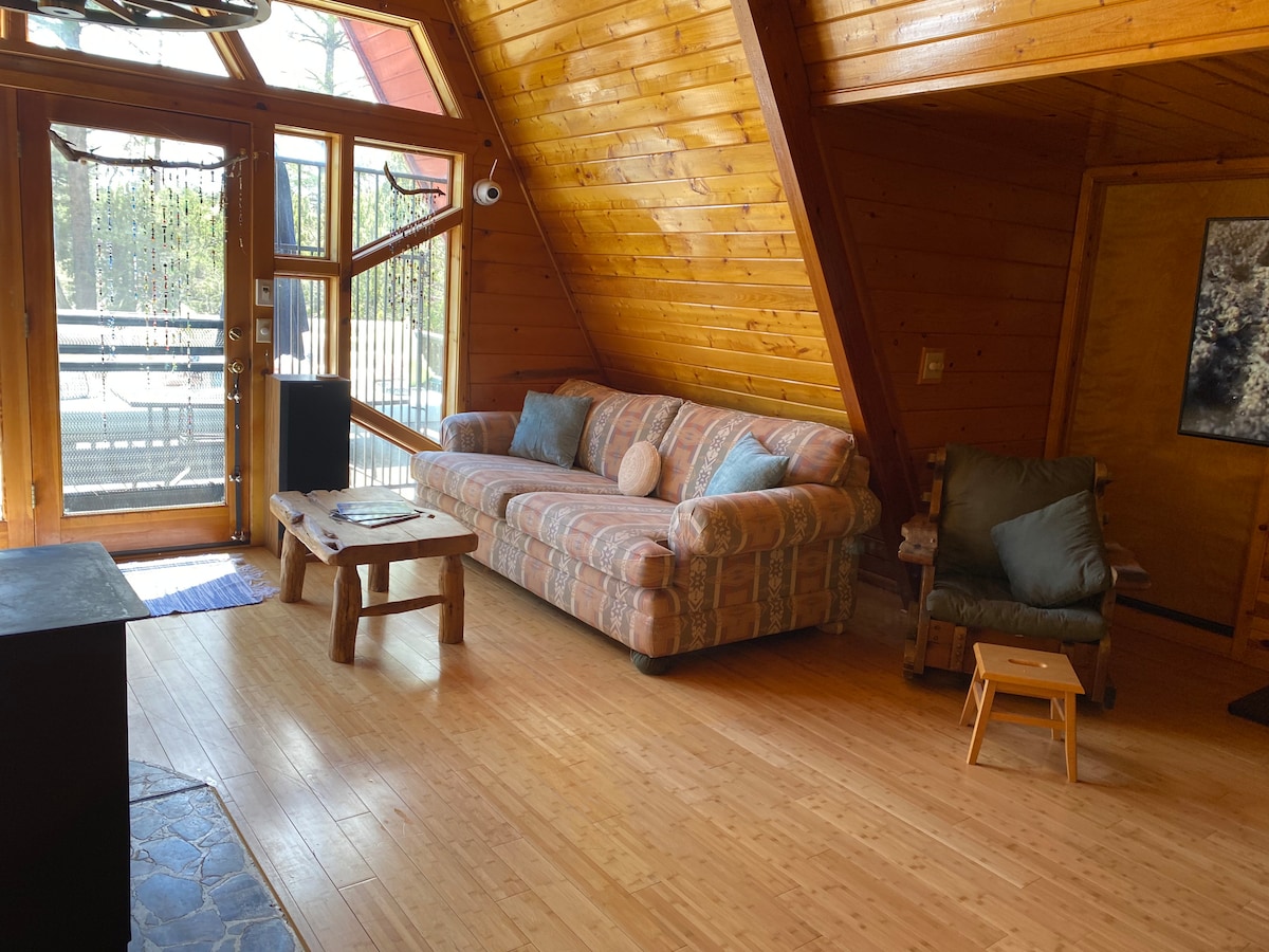 Top performing Airbnb: Doe Cabin – Cozy Retreat Among the Pines in Heber Overgaard