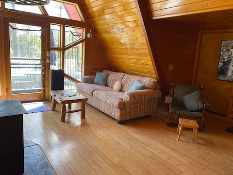 Top performing Airbnb: Doe Cabin – Cozy Retreat Among the Pines in Heber Overgaard