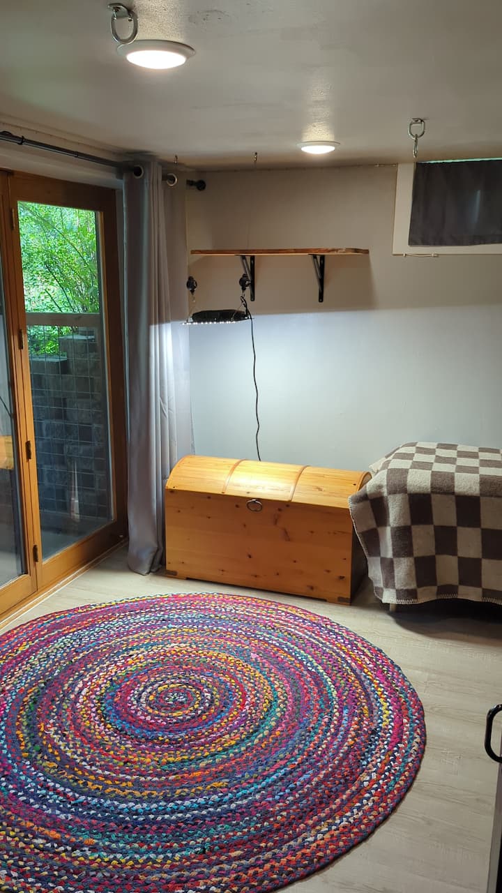 Espacio para un colchón inflable tamaño queen aquí.