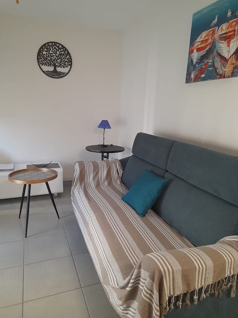 Top performing Airbnb: "Beachside" 2-bedroom apartment, pool, parking, air conditioning in Sète