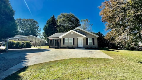 Hay House 10 min walk to Downtown Adamson SQ