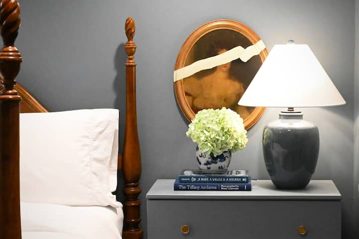 ผ่อนคลายในห้องนอนที่เงียบสงบของเราด้วยเตียงควีนไซส์สลีปนัมเบอร์ ผ้าปูที่นอนคุณภาพระดับโรงแรมหรู ตู้เสื้อผ้ากว้างขวาง และสีสันที่ให้ความรู้สึกสงบซึ่งเน้นด้วยงานศิลปะต้นฉบับที่คัดสรรมา