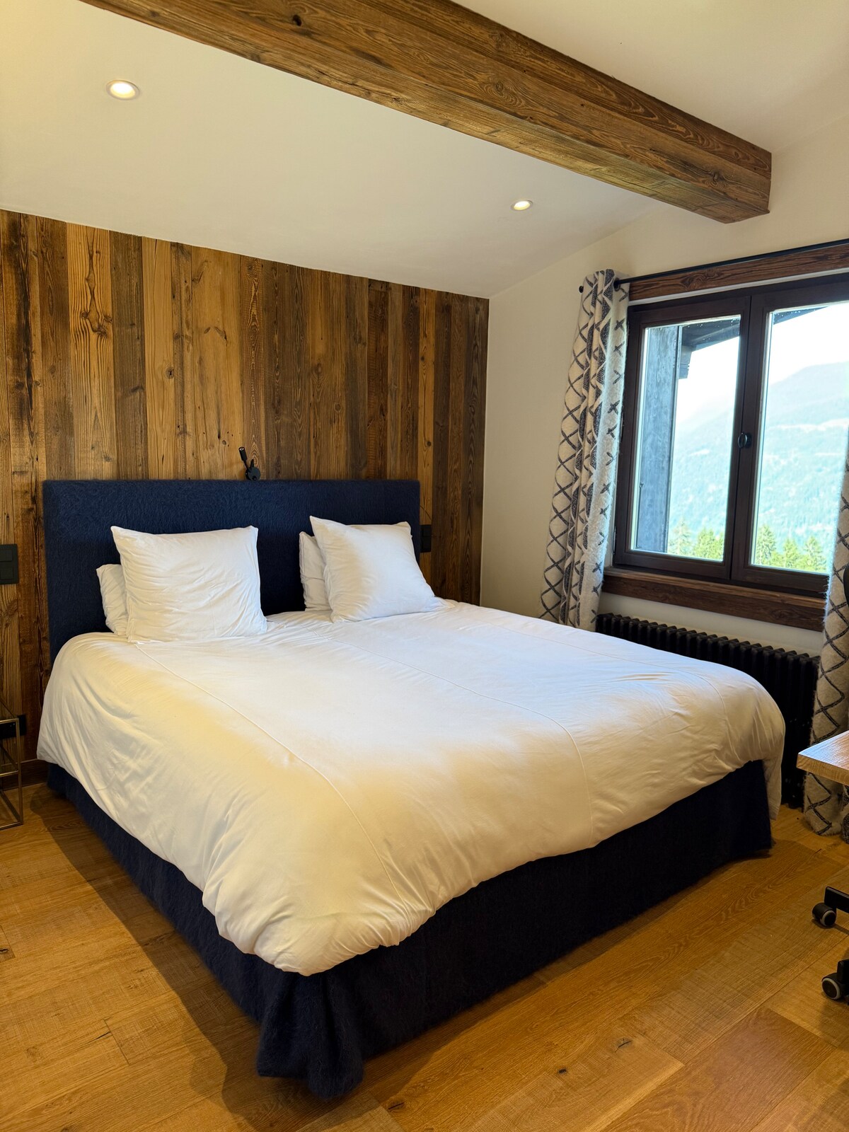 Habitación 2 con cama de 180 con baño en suite 2, armario.
Vista del Mont Blanc.