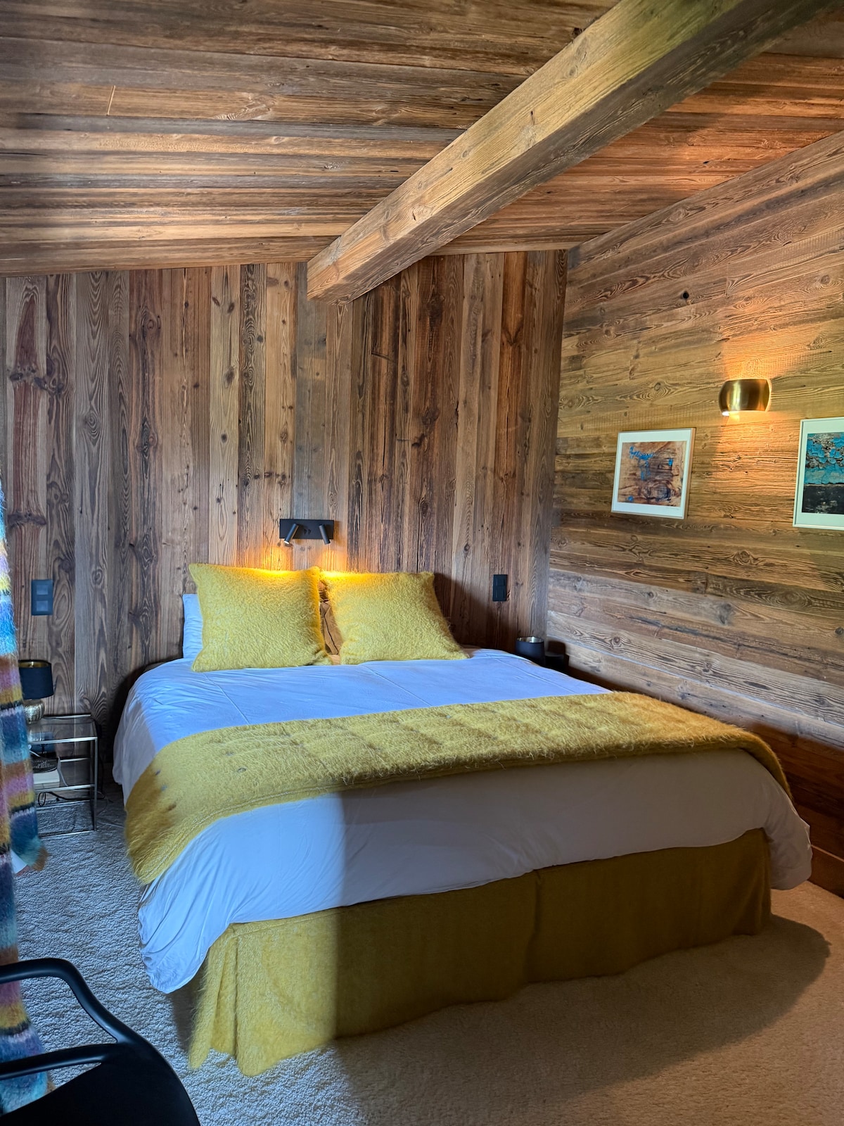 Habitación 1 con cama de 180 que da al baño 1 en suite y al salón.
Armario.